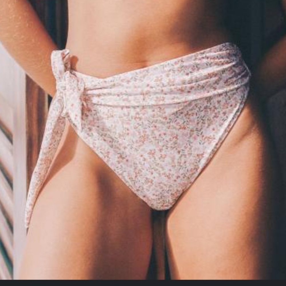 NWOT Aila Blue Vivien Bottom - Floral Z573